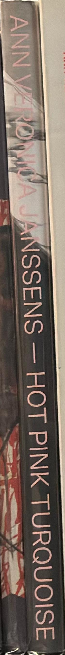 Ann Veronica Janssens : hot pink turquoise spine