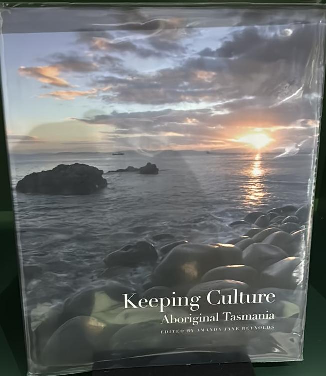 Keeping culture : Aboriginal Tasmania / edited by Amanda Jane Reynolds ; photography by Dean McNicoll live cover