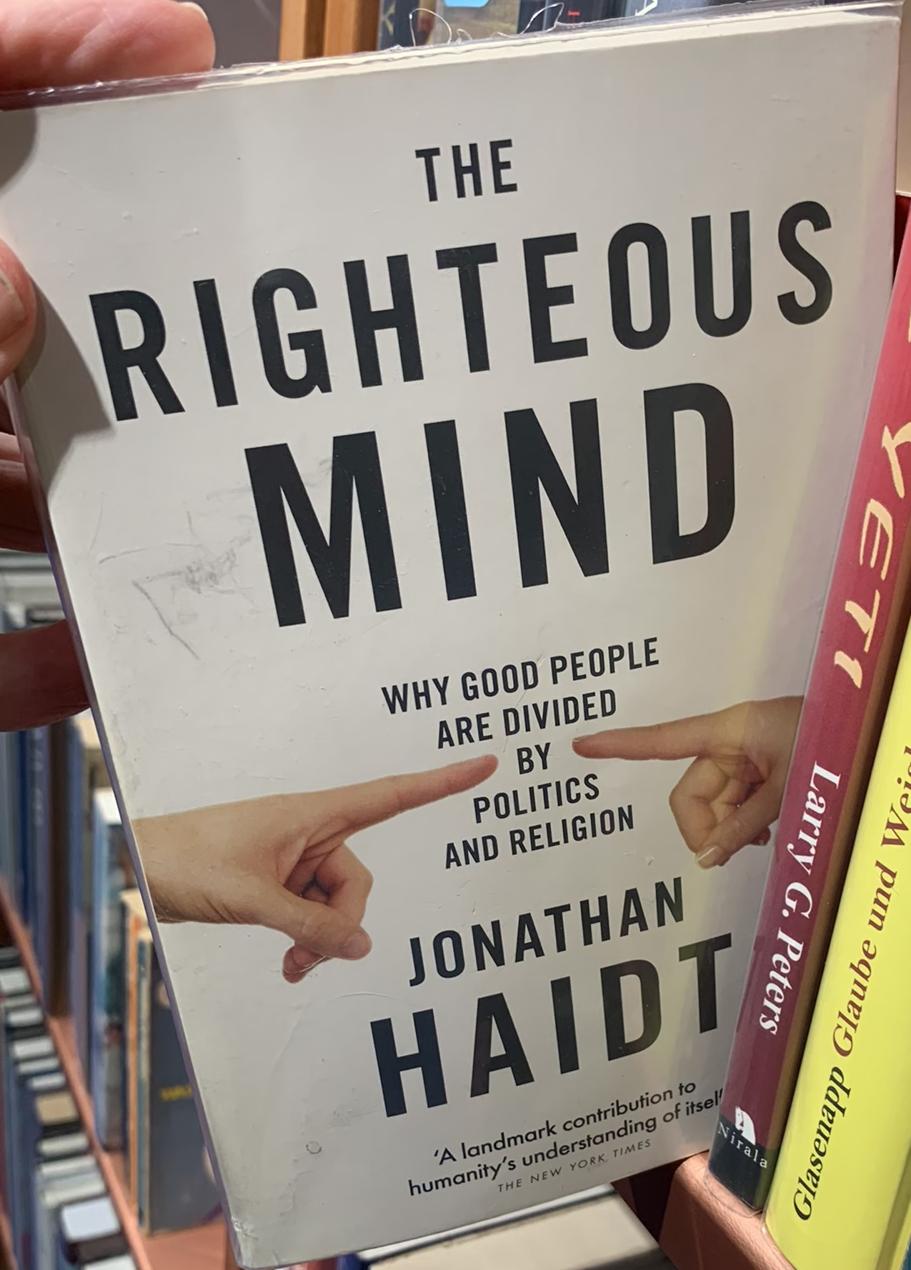 The righteous mind : why good people are divided by politics and religion / Jonathan Haidt live cover