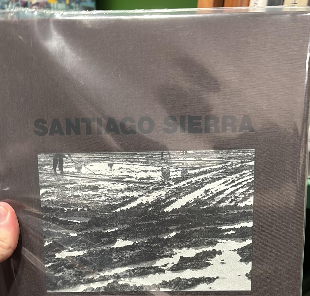 Santiago Sierra : Haus im Schlamm / house in mud live cover