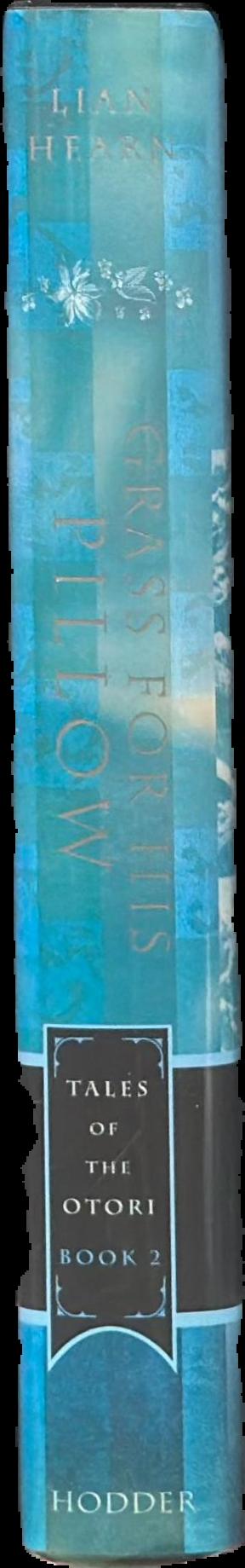 Grass for his pillow / Lian Hearn live spine