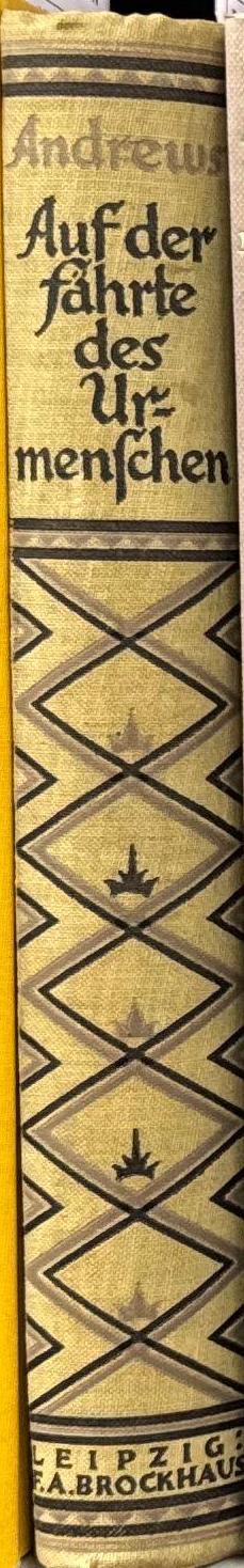 Auf der Fährte des Urmenschen. Abenteuer und Entdeckungen dreier Expeditionen in die mongolische Wüste. Mit einer Einführung und einem Abschnitt von Henry Fairfield Osborn. 54 Abbildungen nach Aufnahmen von J. B. Shackelford und 2 Karten / von Roy Chapman Andrews spine