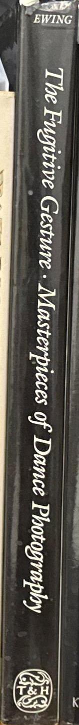 The fugitive gesture : masterpieces of dance photography / William A. Ewing spine