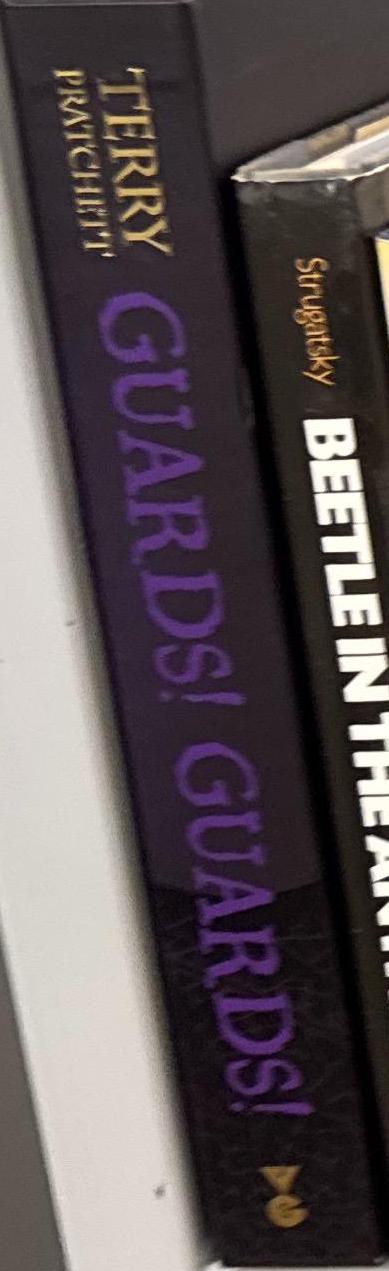 Guards! guards! / Terry Pratchett ; illustrated with drawings and colour plates by Paul Kidby spine