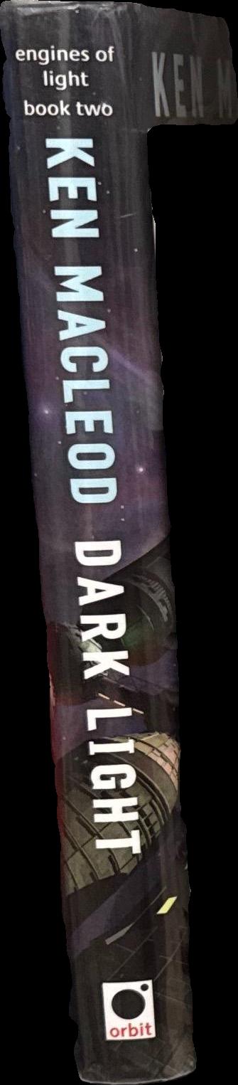 Dark light / Ken MacLeod spine