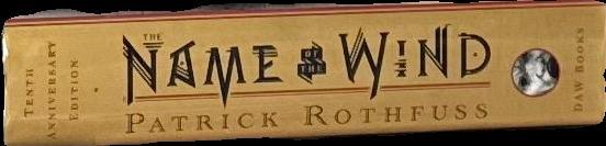 The name of the wind / Patrick Rothfuss spine